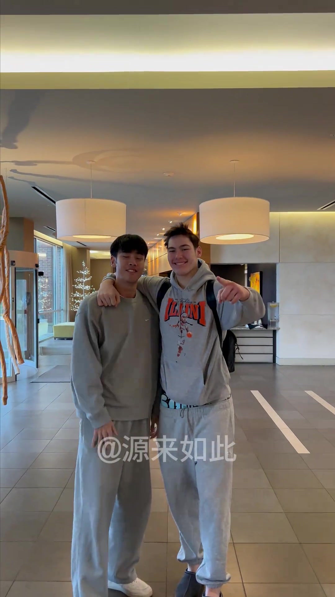 张博源伊利诺伊大学访校第二弹：参观老牌球队校史馆 拍摄定妆照