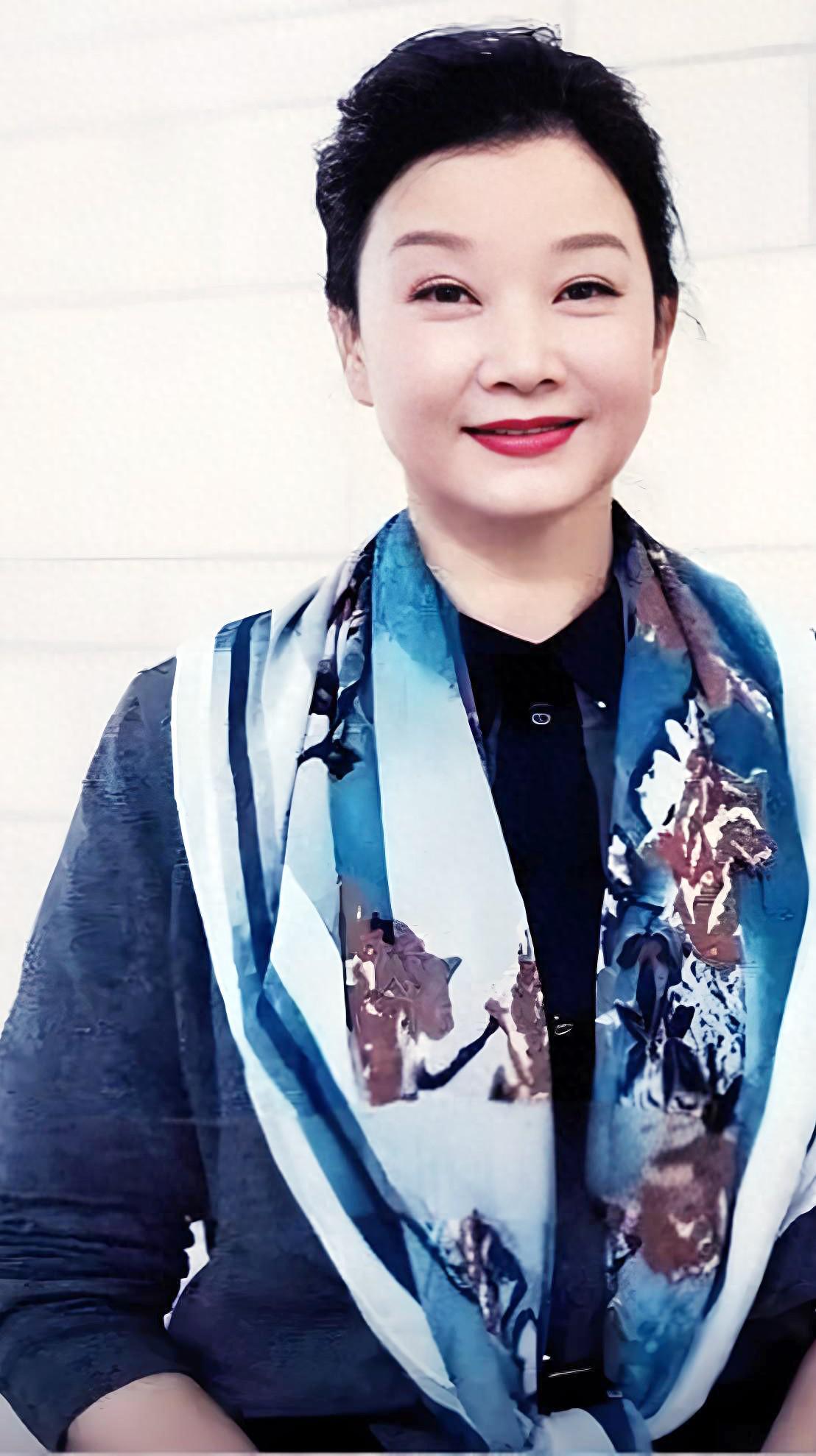 开云官网-60岁宋祖英：脸部圆润眼袋明显，同母异父的妹妹是知名演员