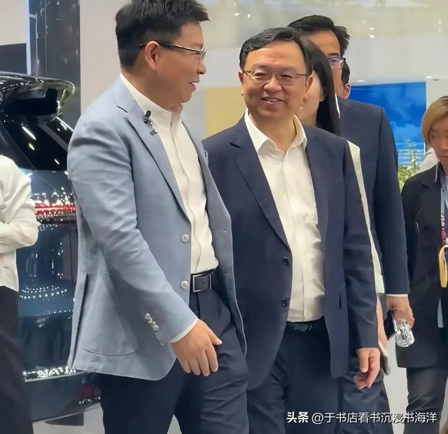 开云在线直播-王传福打卡问界展台 余承东亲自讲解：中国车企从竞争走向竞合